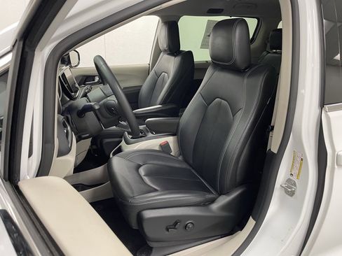 Used 2024 Chrysler Pacifica Touring-L image 20