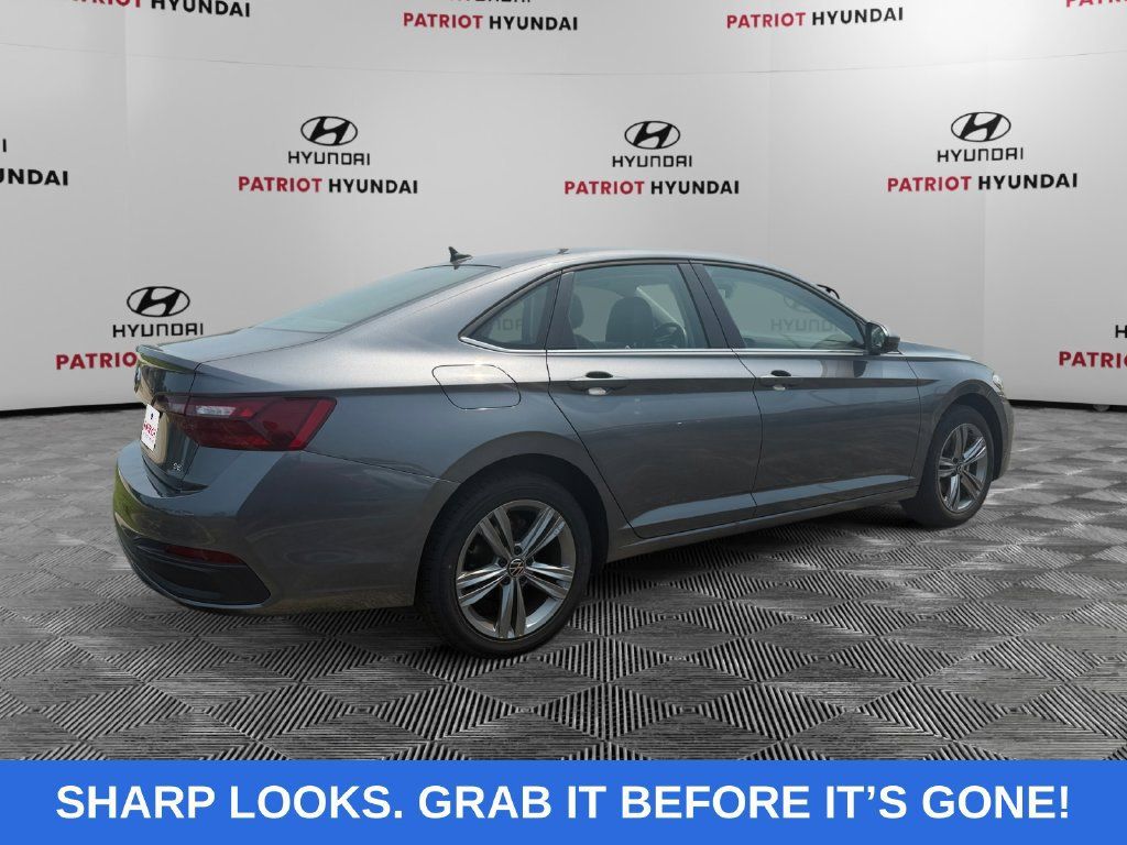 Used 2024 Volkswagen Jetta SE FWD image 3