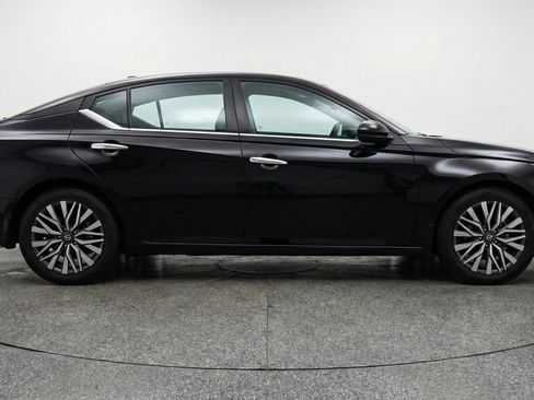 Used 2025 Nissan Altima 2.5 SV FWD image 8