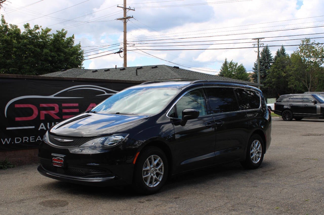 Used 2021 Chrysler Voyager Lxi FWD image 1