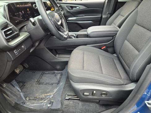 Used 2025 Chevrolet Traverse LT FWD image 19