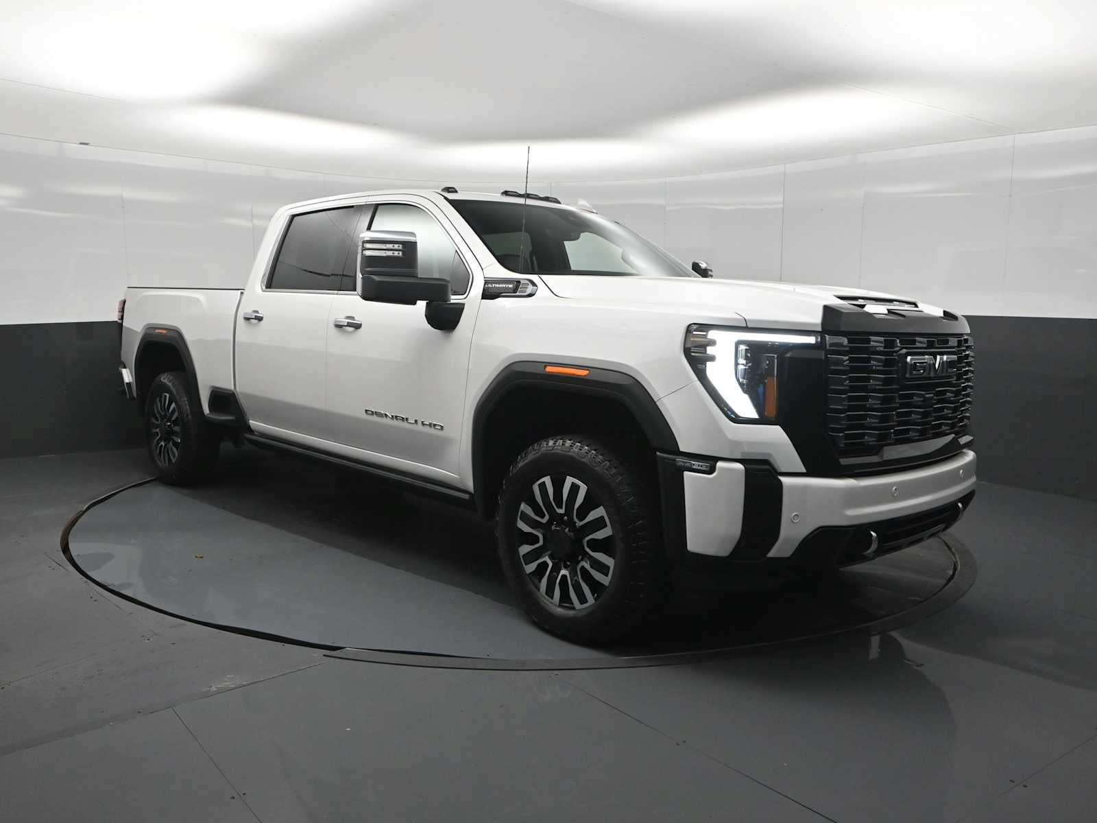 Used 2025 GMC Sierra 2500 Denali Ultimate w/ Max Trailering Package AWD/4WD image 2