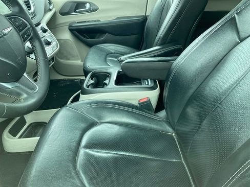 Used 2022 Chrysler Pacifica Touring-L FWD image 7