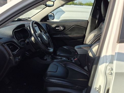 Used 2019 Jeep Cherokee Trailhawk AWD/4WD image 4