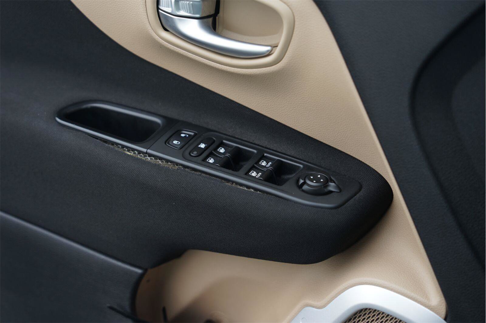 Used 2015 Jeep Renegade Latitude w/ Popular Equipment Group FWD image 29