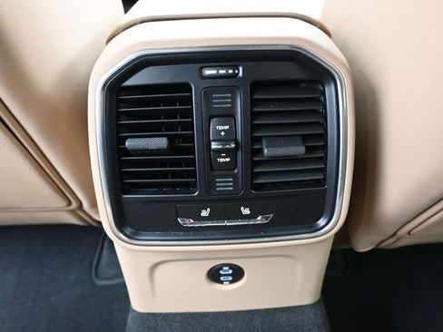 Certified 2024 Porsche Macan image 17