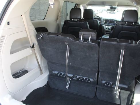 Used 2024 Chrysler Pacifica Touring-L FWD image 34