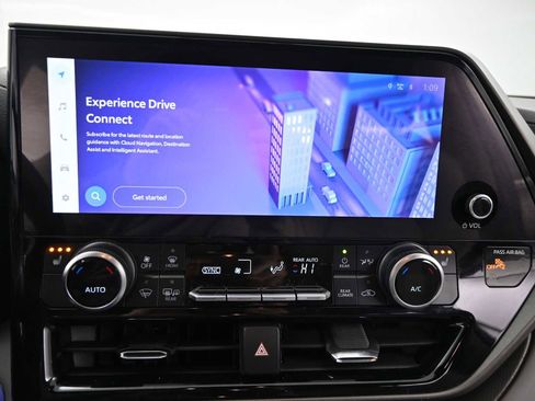 Used 2024 Toyota Highlander XLE image 18