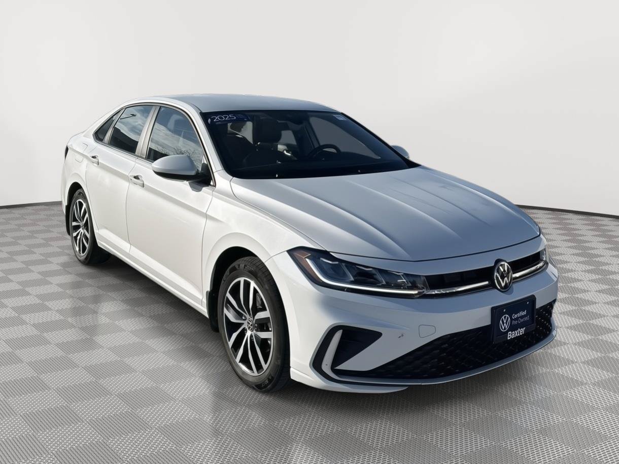 Used 2025 Volkswagen Jetta SE FWD image 4