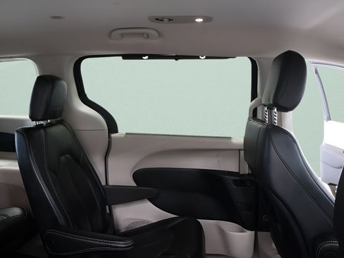 Used 2023 Chrysler Pacifica Touring-L FWD image 25