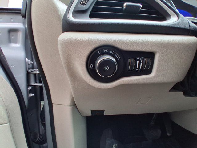 Used 2024 Chrysler Pacifica Touring-L FWD image 16