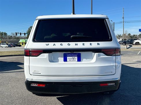 Used 2023 Jeep Wagoneer Series III w/ Preferred Equipment Group image 15