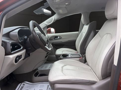 Used 2018 Chrysler Pacifica Touring-L Plus FWD image 9