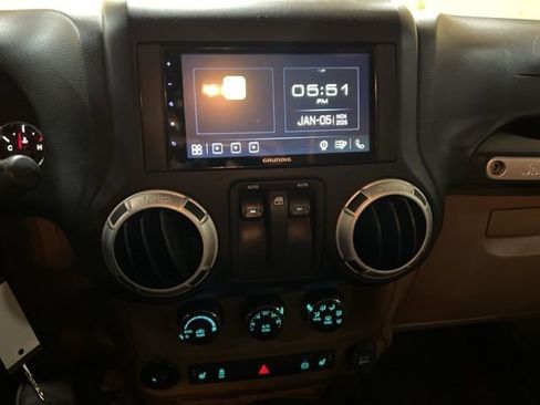 Used 2011 Jeep Wrangler Rubicon w/ Dual Top Group image 27