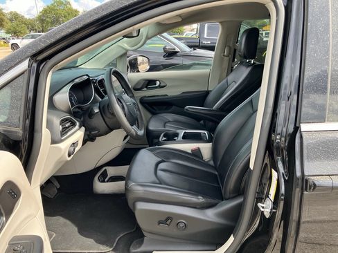 Used 2024 Chrysler Pacifica Touring-L FWD image 7