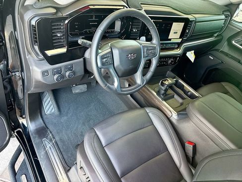 Used 2025 Chevrolet Silverado 1500 LT Trail Boss w/ Convenience Package II AWD/4WD image 9