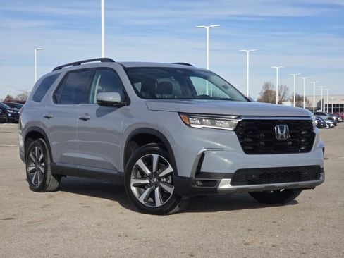 Used 2025 Honda Pilot Elite image 2