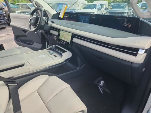 New 2026 Lincoln Navigator Premiere AWD/4WD image 24