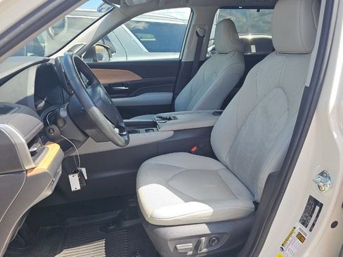 Used 2024 Toyota Grand Highlander Limited AWD/4WD image 2