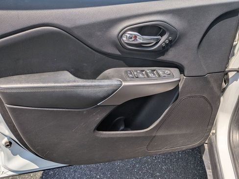 Used 2019 Jeep Cherokee Limited AWD/4WD image 9