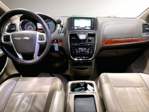 Used 2016 Chrysler Town & Country Touring-L image 7