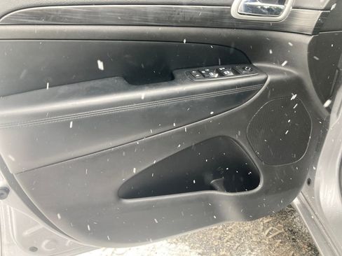 Used 2019 Jeep Grand Cherokee Altitude image 12