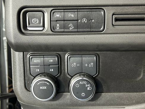 Used 2023 Chevrolet Suburban Premier AWD/4WD image 32