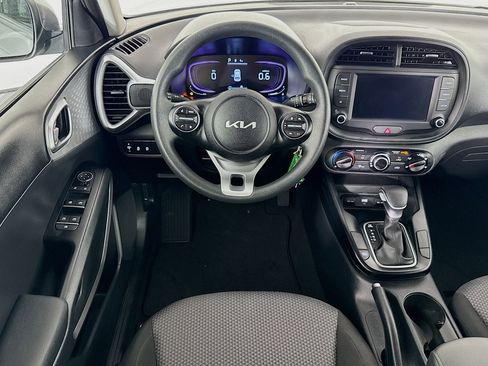 Used 2025 Kia Soul LX w/ LX Technology Package FWD image 16