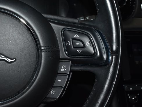 Used 2017 Jaguar XJ R RWD image 10