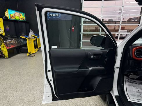Used 2018 Toyota Tacoma TRD Sport AWD/4WD image 9