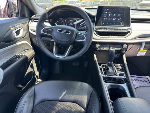 Used 2025 Jeep Compass Latitude AWD/4WD image 8