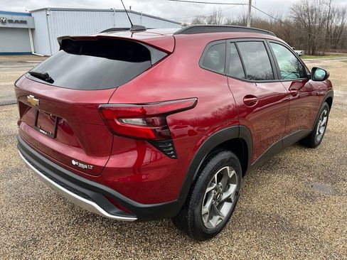 Used 2024 Chevrolet Trax LT w/ Sunroof Package image 5