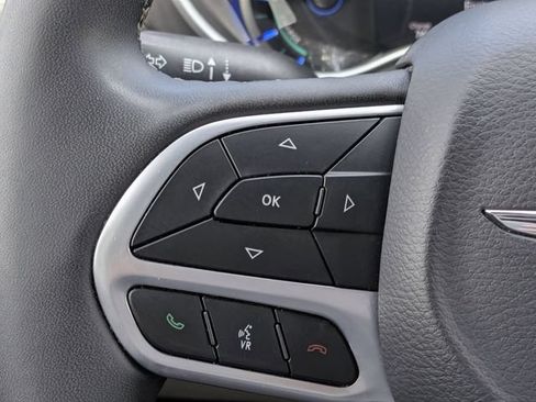 Used 2023 Chrysler Pacifica Touring-L FWD image 28