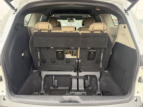 Used 2021 Toyota Sienna XLE w/ XLE Plus Package FWD image 12