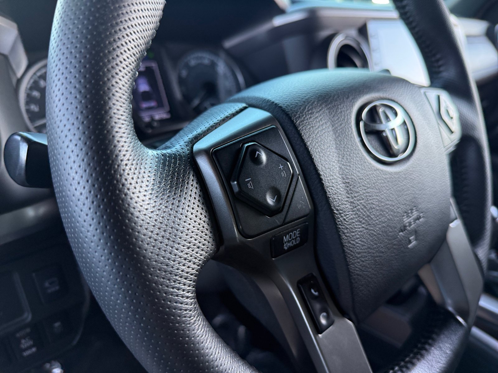 Used 2020 Toyota Tacoma Limited AWD/4WD image 12