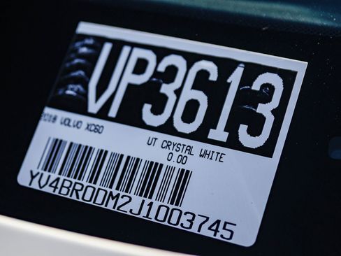 Used 2018 Volvo XC60 T8 R-Design w/ Convenience Package image 31