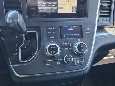 Used 2016 Toyota Sienna SE image 23