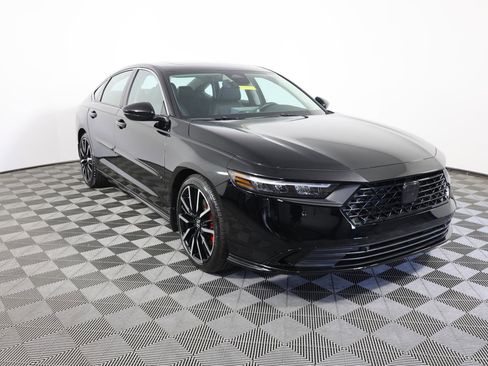Used 2023 Honda Accord Touring image 3