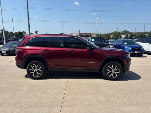 Used 2025 Jeep Grand Cherokee Limited AWD/4WD image 4