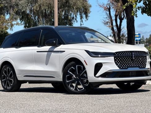 New 2026 Lincoln Nautilus Reserve AWD/4WD image 2