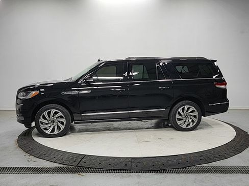 Used 2023 Lincoln Navigator L Reserve AWD/4WD image 4