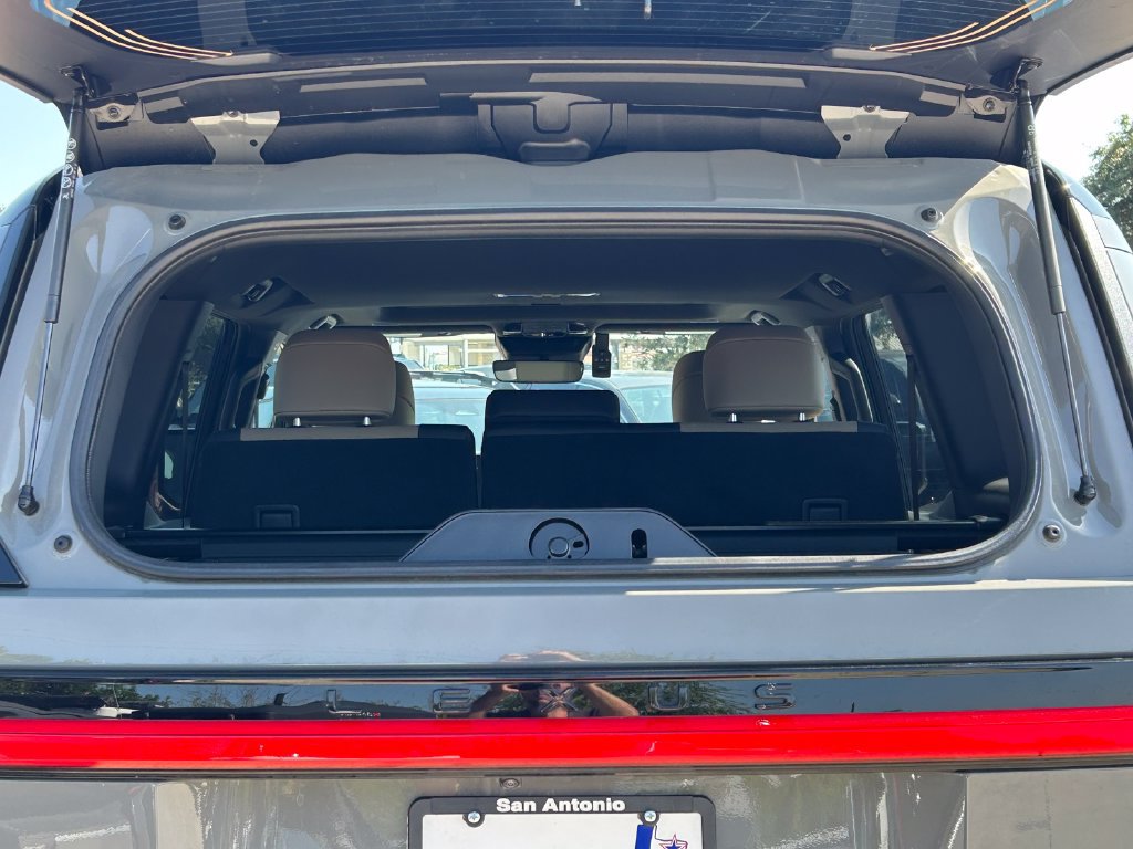 Used 2025 Lexus GX 550 w/ Accessory Package (32) AWD/4WD image 17