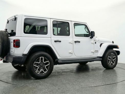 Used 2025 Jeep Wrangler Sahara image 9