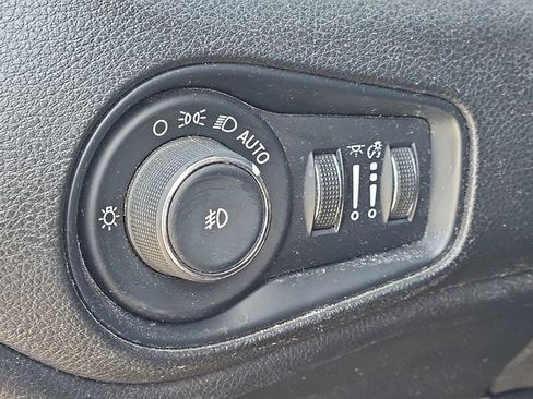 Used 2018 Jeep Renegade Latitude w/ Popular Equipment Group FWD image 14