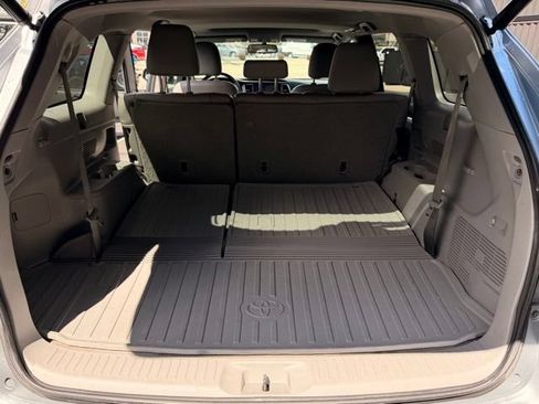 Used 2014 Toyota Highlander XLE AWD/4WD image 25