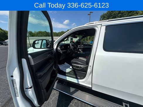 Used 2025 Jeep Wagoneer L Series III w/ Premium Group I AWD/4WD image 14