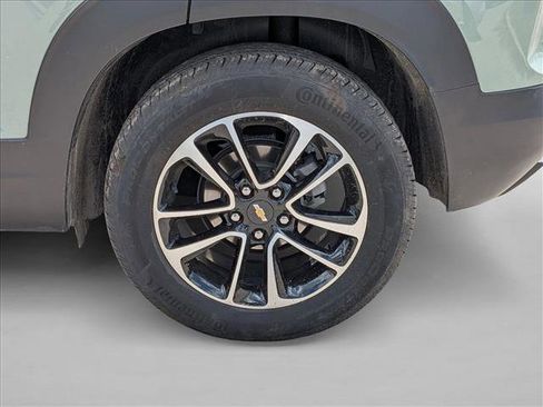Used 2025 Chevrolet TrailBlazer LT FWD image 3
