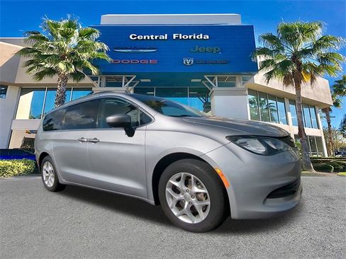 Used 2018 Chrysler Pacifica Touring w/ Tire & Wheel Group image 2