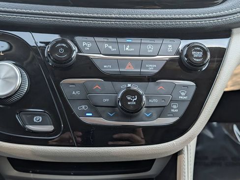 Used 2022 Chrysler Pacifica Limited FWD image 20