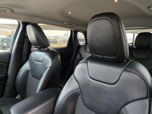 Used 2020 Jeep Cherokee Latitude Plus image 13